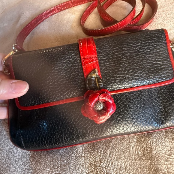 Vtg. Brighton. Rosie Mini Black Red Pebbled Leather Crossbody Rose Detail - Picture 2 of 12